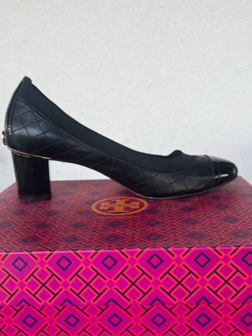 Tory Burch Carrie 55mm Quilted Leather Cap Toe Pump Black Gold Logo Size 9.5 EUC - Picture 6 of 13